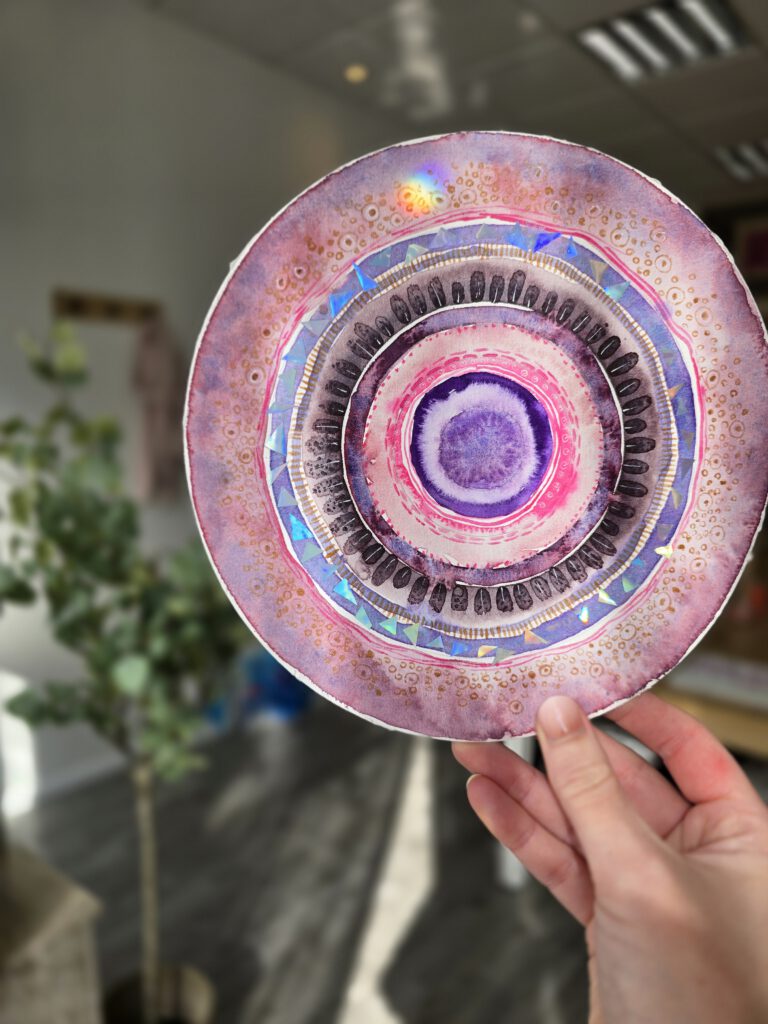 Abstrakte Aquarellmalerei als Mandala in Kreisform mit lila und pink Tönen